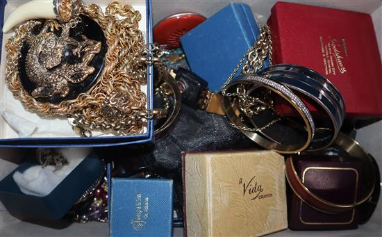 A collection of mixed costume jewellery.